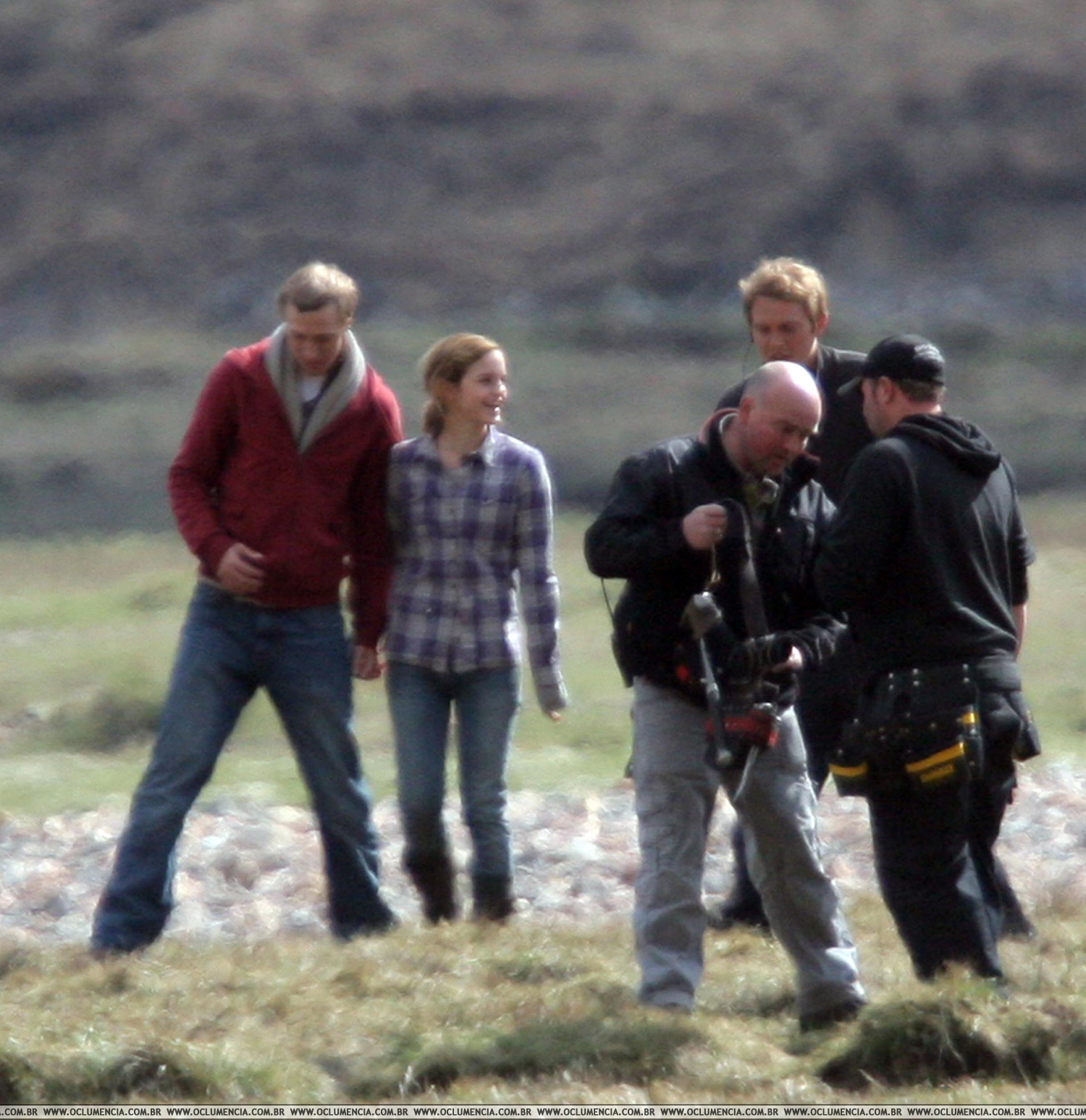 emma-watson-and-boyfriend-at-dh-set_1