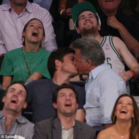 dustin_hoffman_male_kiss