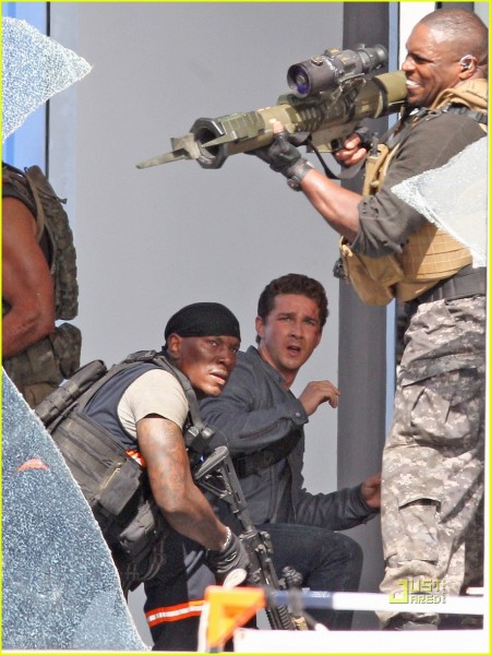 transformers_3_set_photo_tyrese_gibson_shia_labeouf_bazooka_01-450x600