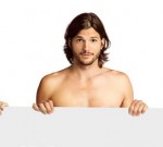 Ashton Kutcher aparece sem roupa em novo teaser pôster de “Two and a Half Men”